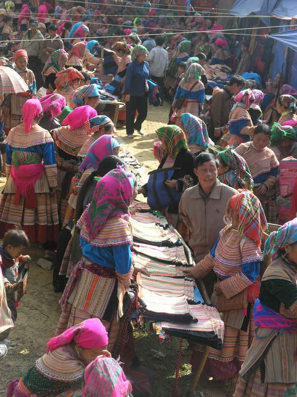 Sản phẩm thổ cẩm truyền thống của người dân tộc Mông bày bán ở chợ phiên vùng cao luôn thu hút khách hàng tới chọn mua.