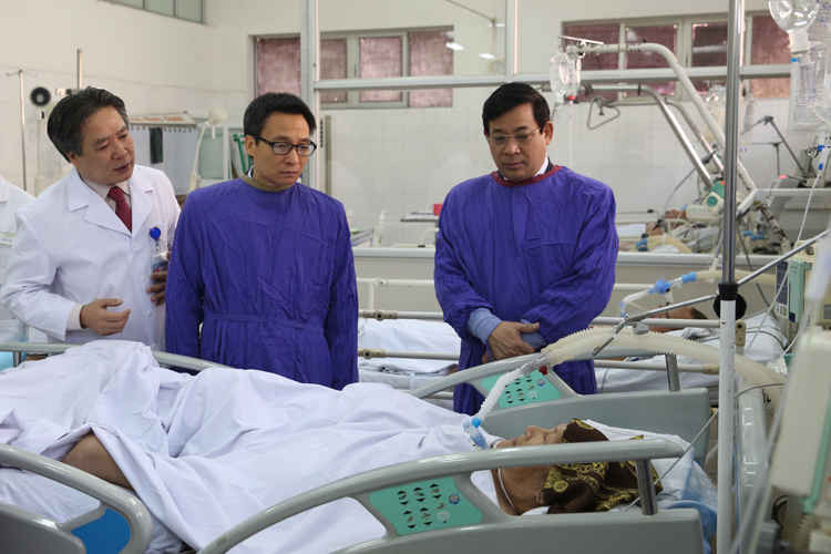 Phó Thủ tướng Vũ Đức Đam thăm một bệnh nhân đang điều trị tại Khoa Hồi sức-Cấp cứu, BV Việt Đức.