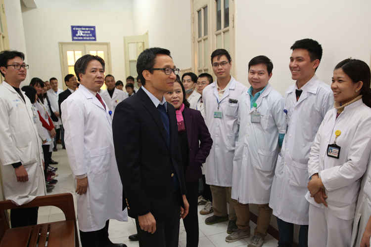 Phó Thủ tướng Vũ Đức Đam thăm và chúc tết các y, bác sĩ, điều dưỡng viên đang trong ca trực tại BV Việt-Đức