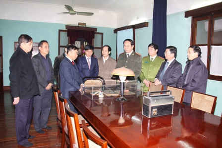 Bộ trưởng Trần Đại Quang và các đồng chí cùng đi nghe giới thiệu các di vật lịch sử liên quan đến cuộc đời và sự nghiệp cách mạng của Chủ tịch Hồ Chí Minh vĩ đại. 