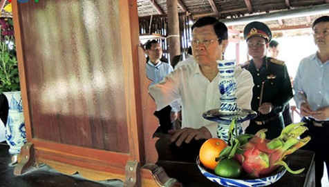 Chủ tịch nước Trương Tấn Sang thắp hương tưởng nhớ các vị lãnh đạo cách mạng tại Di tích Trung ương Cục Miền Nam.