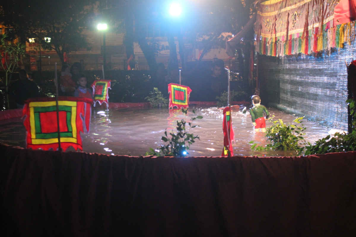Biểu diễn múa rối nước trong khuôn viên Văn Miếu.