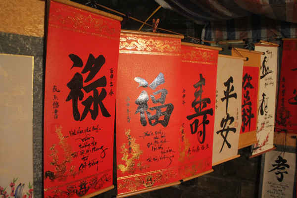 Nhiều khung chữ thư pháp được bày bán sẵn ở các gian hàng tại khu vực hồ Văn.
