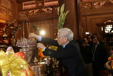Tổng Bí thư Nguyễn Phú Trọng dâng hương tưởng nhớ Chủ tịch Hồ Chí Minh. 