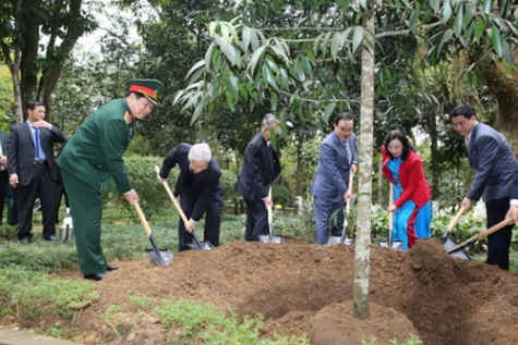 Tổng Bí thư Nguyễn Phú Trọng trồng cây lưu niệm trong khuôn viên Khu di tích K9. 