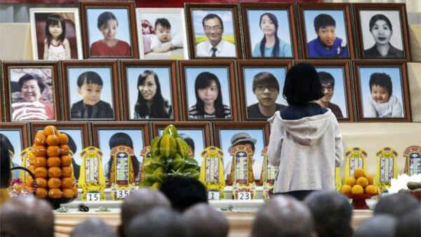 Các thành viên của gia đình những người thiệt mạng thắp hương và dâng lễ những người thiệt mạng trong trận động đất