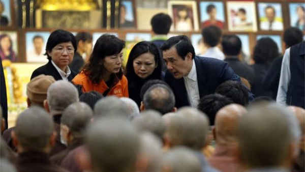 Tổng thống mãn nhiệm của Đài Loan, ông Mã Anh Cửu đã ở lễ tưởng niệm và an ủi một số người thân