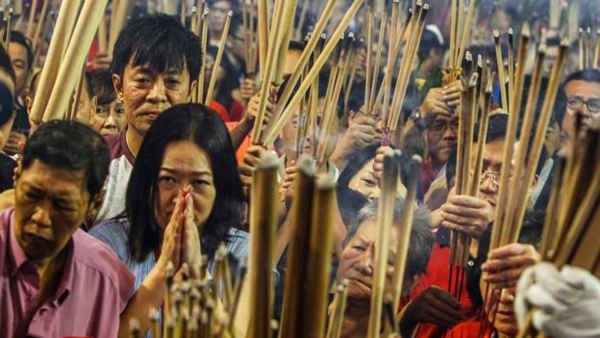 Những tín đồ thắp hương trong ngôi đền Kwang Im Tho ở Singapore