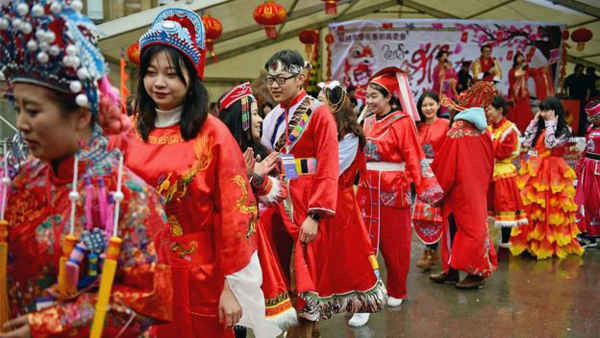 Ở xứ Glasgow (Scotland) xa xôi, cộng đồng Trung Quốc mặc trang phục truyền thống