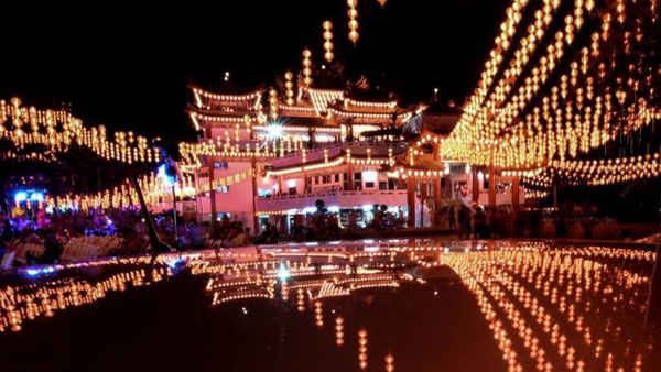 Đền Thean Hou ở Kuala Lumpur, Malaysia được chiếu sáng bằng đèn lồng và các đồ trang trí