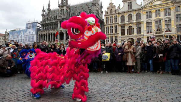 Một đám đông tại Brussels tò mò đứng xem “vị khách kỳ lạ”…