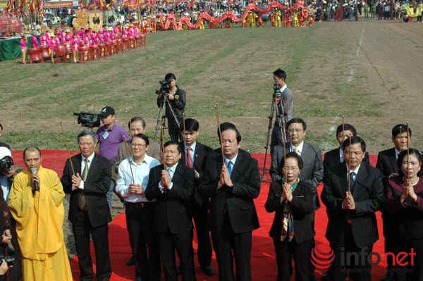 Các vị lãnh đạo Đảng và Nhà nước hành lễ trước linh vị Vua Lê Đại Hành.