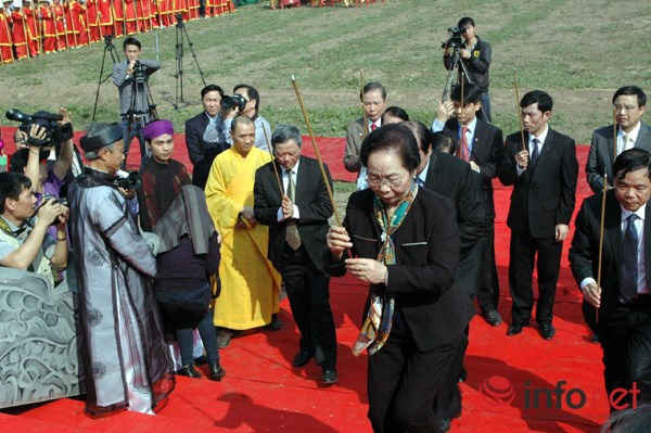 Phó Chủ tịch nước Nguyễn Thị Doan lên dâng hương.