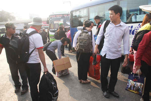 Nhiều hành khách từ các tỉnh xuống xe tại sân trả khách bến xe Giáp Bát chiều mùng 7 Tết Âm lịch