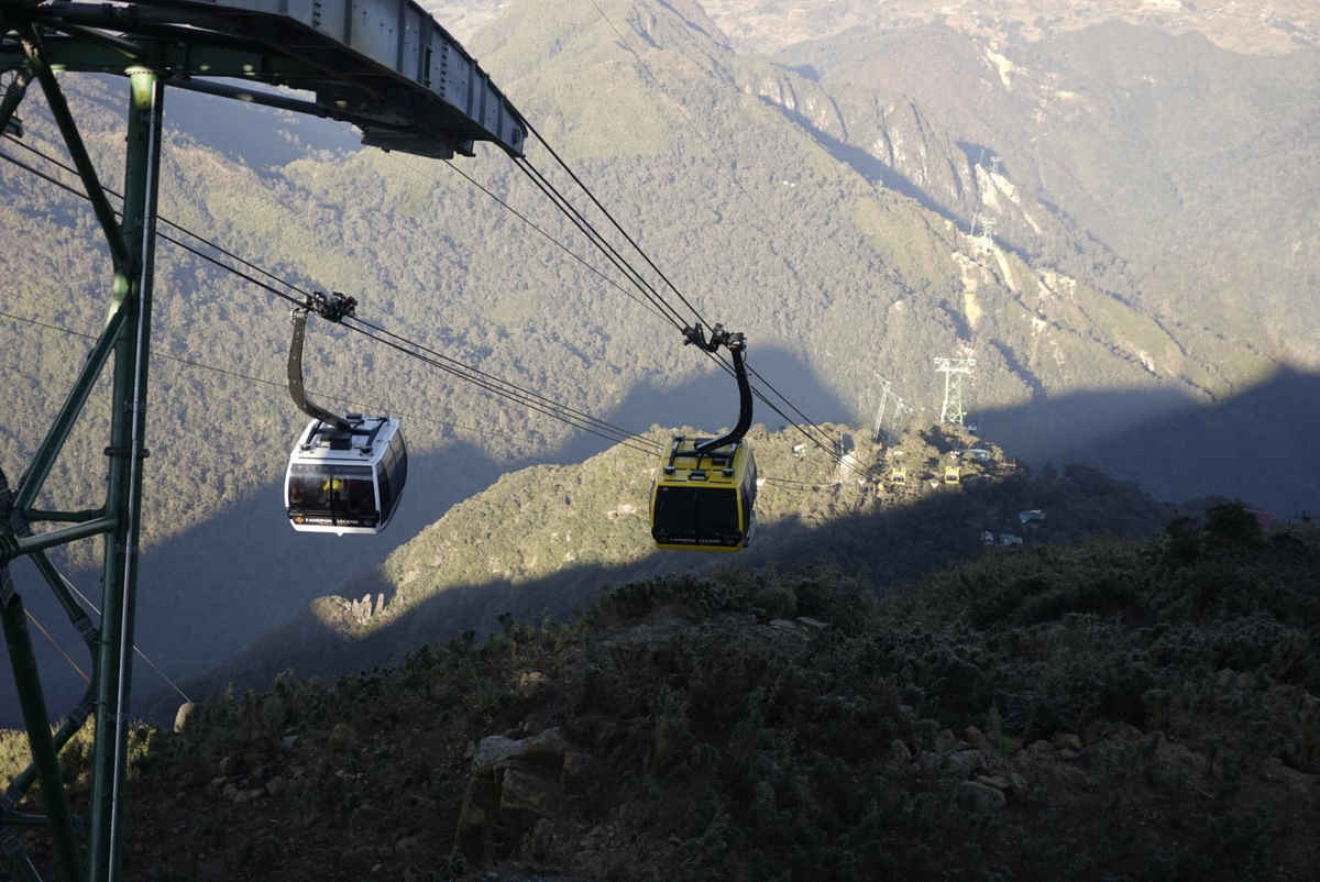 Hệ thống cáp treo Phan Si păng đưa du  khách từ chân núi Hoàng Liên lên điểm cao hơn 2.800 mét với công suất 2.000 khách / giờ và 15 phút/ chuyến.