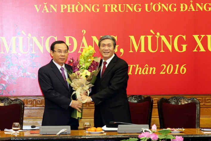 Thường trực Ban Bí thư Đinh Thế Huynh tặng hoa chúc mừng đồng chí Nguyễn Văn Nên đảm nhiệm chức vụ Chánh Văn phòng Trung ương Đảng.