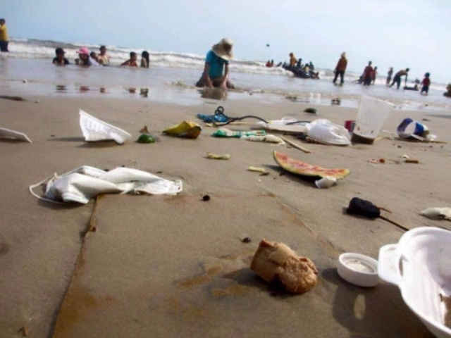 Bãi biển Vũng Tàu ngập rác trong những ngày Tết 