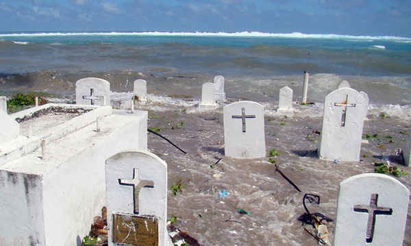 Một nghĩa trang trên bờ biển Majuro, thủ phủ của quần đảo Marshall đang ngập nước do thủy triều và nước biển dâng cao. Một số nước ở Ban thư ký diễn đàn đảo Thái Bình Dương – tổ chức chính trị gồm 16 quốc gia độc lập và tự trị - nằm chỉ cách 1 mét so với mực nước biển, khiến người dân nơi đây lo sợ sẽ biến mất dưới những con sóng mà chưa cần đến sự ảnh hưởng mạnh mẽ của BĐKH. Ảnh: Giff Johnson / AFP / Getty Images