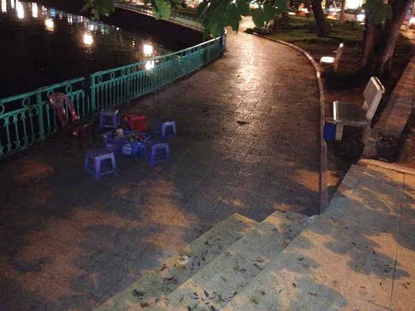 Hầu hết những chiếc ghế đá ở đoạn đường Thanh Niên và phố Nguyễn Đình Thi chạy ven hồ Tây đều được định vị bằng những chai nước, bình nước, phích nước và ghế nhựa…