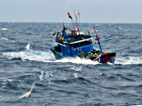 Một tàu cá của ngư dân Quảng Bình đã bị sóng đánh chìm khiến 3 người mất tích. Ảnh minh họa.