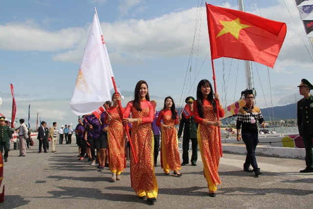 Các tàu được TP. Đà Nẵng đón tiếp nồng nhiệt với cờ hoa và trống hội