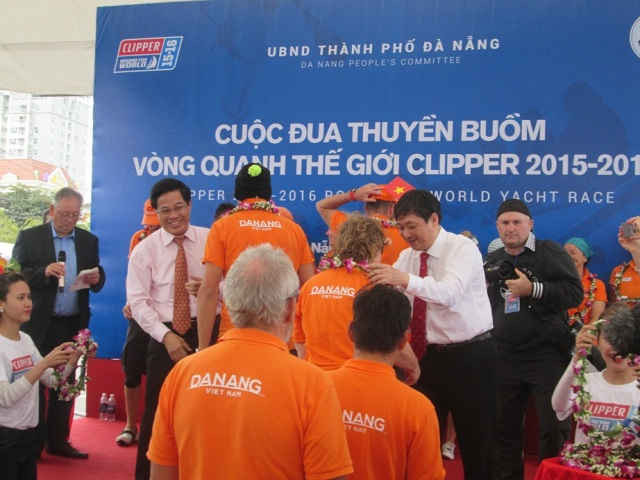 Ông Đặng Việt Dũng, Phó Chủ tịch UBND TP. Đà Nẵng trao vòng hoa cho các thủy thủ đội Đà Nẵng  - Việt Nam