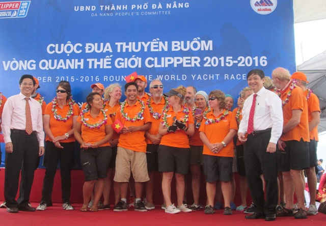 Các thủy thủ đội thuyền buồn Đà Nẵng – Việt Nam chụp hình lưu niệm cùng lãnh đạo Thành phố
