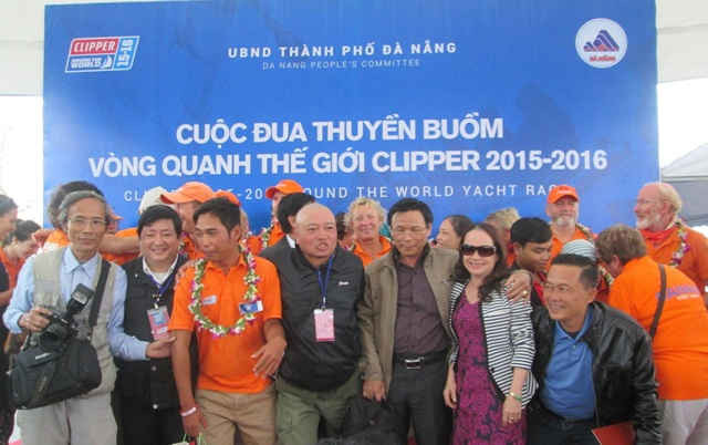 Các thủy thủ đội thuyền buồn Đà Nẵng – Việt Nam chụp hình lưu niệm cùng báo chí và người hâm mộ