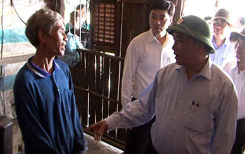 Phó Thủ tướng Nguyễn Xuân Phúc thăm hỏi người dân ở vùng bị nước mặn xâm nhập