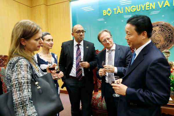 Ủy viên Trung ương Đảng - Thứ trưởng Bộ TN&MT Trần Hồng Hà trò truyện với các đối tác quốc tế