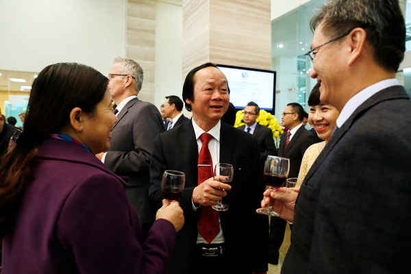Thứ trưởng Nguyễn Thị Phương Hoa và Thứ trưởng Võ Tuấn Nhân trò chuyện với các đối tác quốc tế 