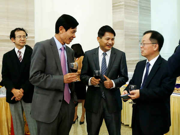 Thứ trưởng Chu Phạm Ngọc Hiển trò chuyện với các đối tác quốc tế 