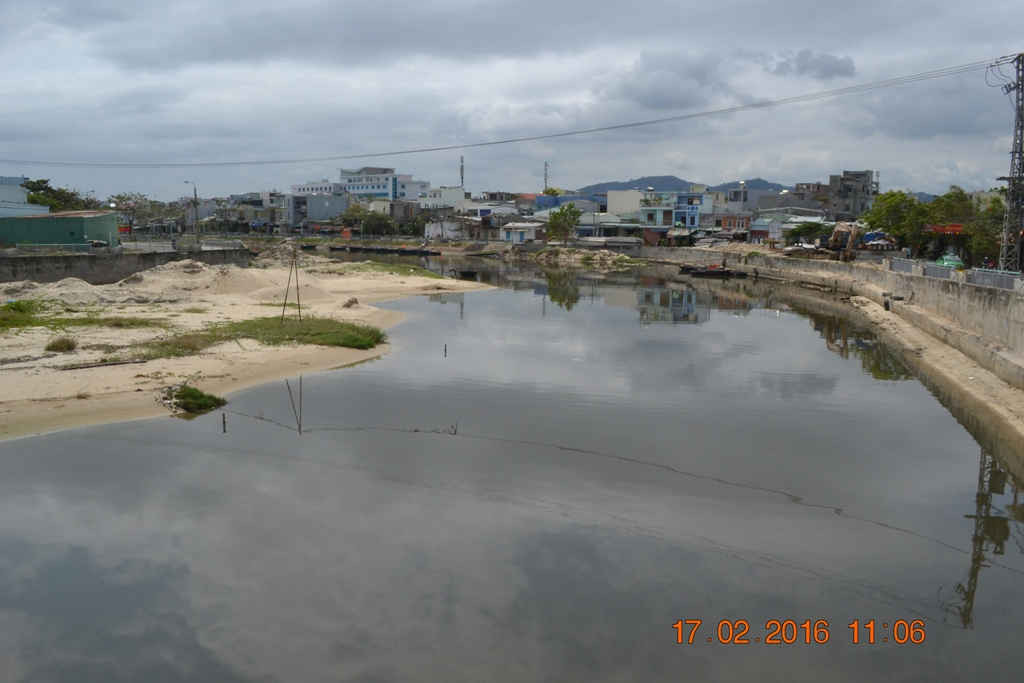 Nước tại cửa xả ra biển của kênh sông Phú Lộc tại Thanh Khê, có màu đen ngòm, bốc mùi nồng nặc