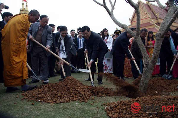 Chủ tịch nước Trương Tấn Sang cùng các lãnh đạo Đảng, Nhà nước tiến hành trồng cây lưu niệm tại Làng văn hóa du lịch các dân tộc Việt Nam.