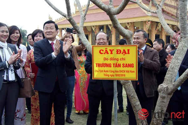 Chủ tịch nước Trương Tấn Sang trồng cây đại ở Làng văn hóa du lịch các dân tộc Việt Nam.