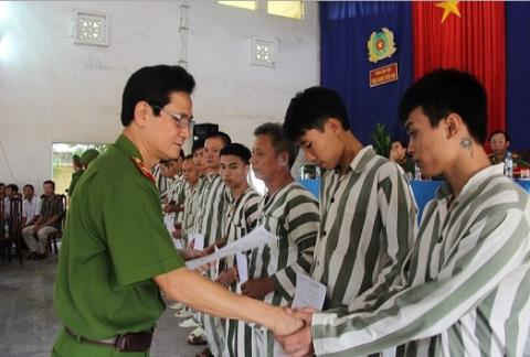 Trung tướng Nguyễn Ngọc Bằng trao chứng nhận tha tù trong một đợt đặc xá.