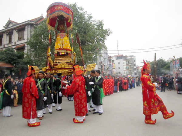 Vào ngày 9 tháng giêng, Bố Cái Đại vương Phùng Hưng được dân làng rước từ đình trên về đình dưới xem Lễ hội làng đến ngày 12 tháng giêng rước ngài về đình trên.