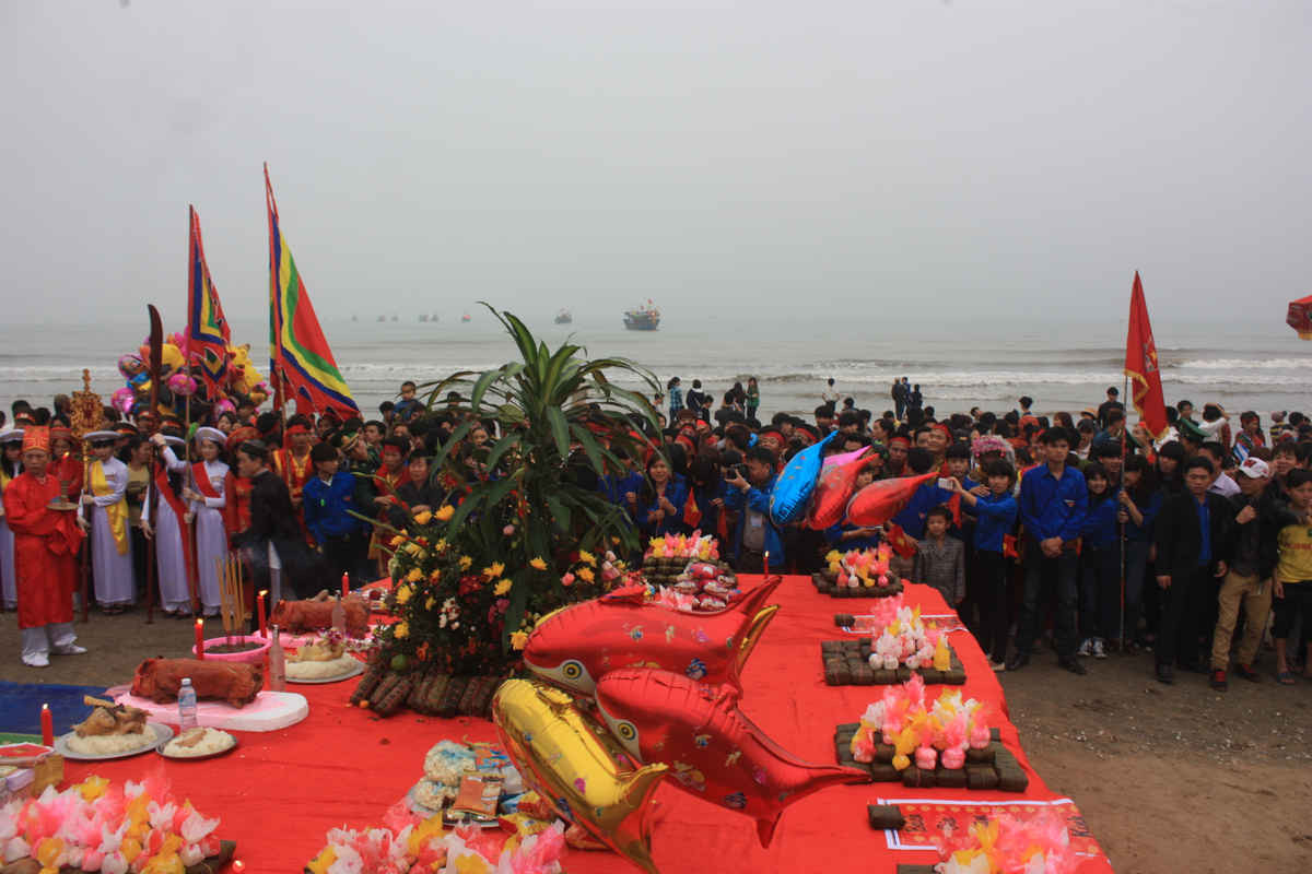 Ngư dân phường Quỳnh Phương, thị xã Hoàng Mai (Nghệ An) làm lễ cầu ngư đầu mong ước một năm “thuận buồm xuôi gió”