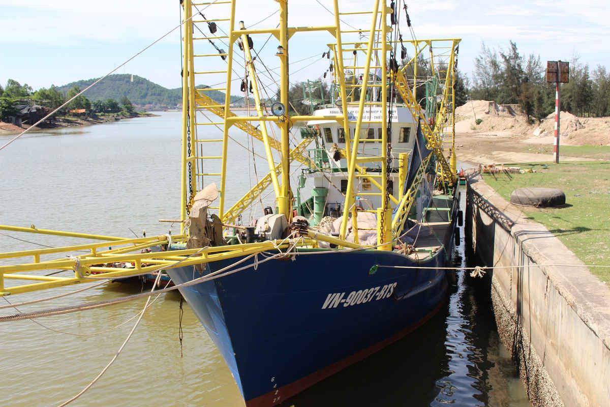 Ngư dân xã Nghi Quang, huyện Nghi Lộc (Nghệ An)  mạnh dạn vay vốn đóng tàu vỏ thép công suất lớn vươn khơi, bám biển