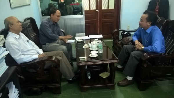 Phóng viên Báo TN&MT làm việc với ông Trần Quốc Vĩnh – Phó Chủ tịch UBND huyện Krông Pắc (áo xanh) và ông Trần Ba - Trưởng ban Ban đền bù hồ Krông Buk Hạ (áo trắng)