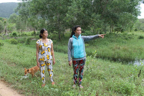 Bà Thủy (bên phải) và mẹ bức xúc chỉ khu đất của mình đã được cấp giấy cho người khác