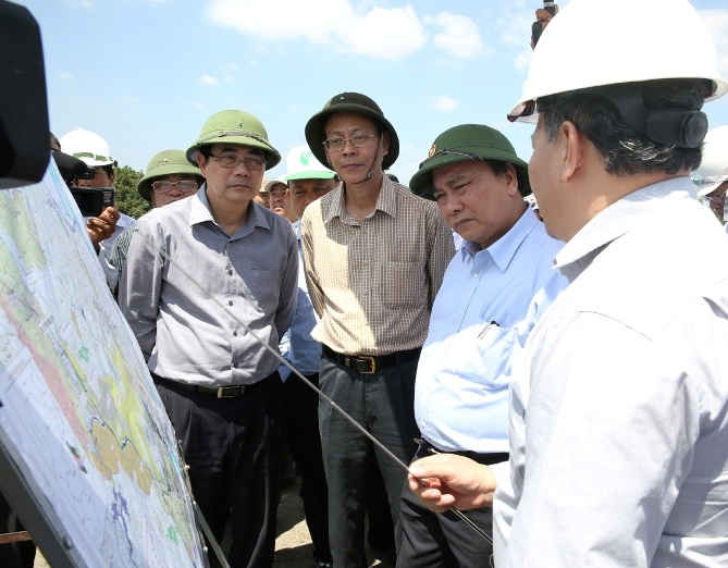 Phó Thủ tướng Nguyễn Xuân Phúc và lãnh đạo các bộ, ngành kiểm tra dự án đập dâng Tân Mỹ, huyện Ninh Sơn, tỉnh Ninh Thuận