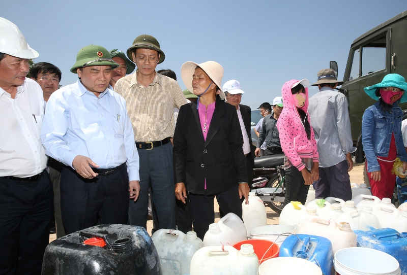 Phó Thủ tướng Nguyễn Xuân Phúc thăm hỏi, kiểm tra công tác cấp nước sinh hoạt cho người dân tại thôn Khánh Tân, xã Nhơn Hải, huyện Ninh Hải, tỉnh Ninh Thuận