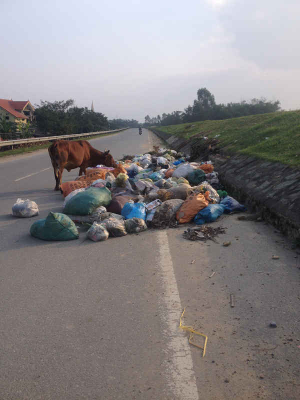 Rác thải đường ven sông Lam, đoạn qua xã Hưng Xuân, huyện Hưng Nguyên