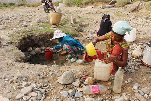 Người dân xã Cam Thịnh Tây, TP Cam Ranh, tỉnh Khánh Hòa vét nước dưới con suối để sử dụng