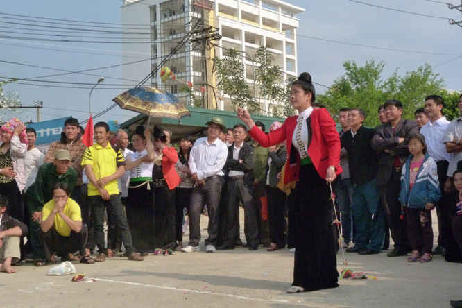 : Các trò chơi dân gian tại lễ hội thu hút được đông đảo người dân tham gia, cổ vũ