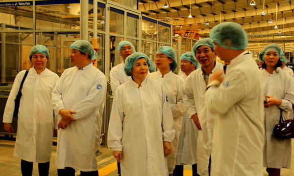 Bà Mai Kiều Liên - Tổng Giám đốc Vinamilk đưa đoàn tham tán thương mại, công sứ Việt Nam tại các nước tham quan Nhà máy của Vinamilk