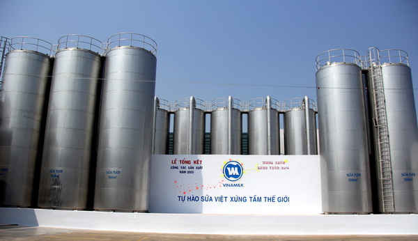 Sữa tươi sau khi được kiểm tra chất lượng và qua thiết bị đo lường, lọc sẽ được nhập vào hệ thống bồn chứa sữa lạnh hiện đại tại Nhà máy Vinamilk