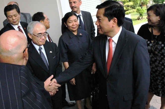 Bí thư Thành ủy Đinh La Thăng gặp gỡ 25 Tổng lãnh sự nước ngoài.