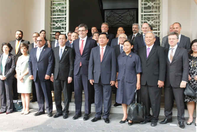 25 Tổng lãnh sự nước ngoài chụp ảnh chung với Bí thư Thành ủy Đinh La Thăng. 